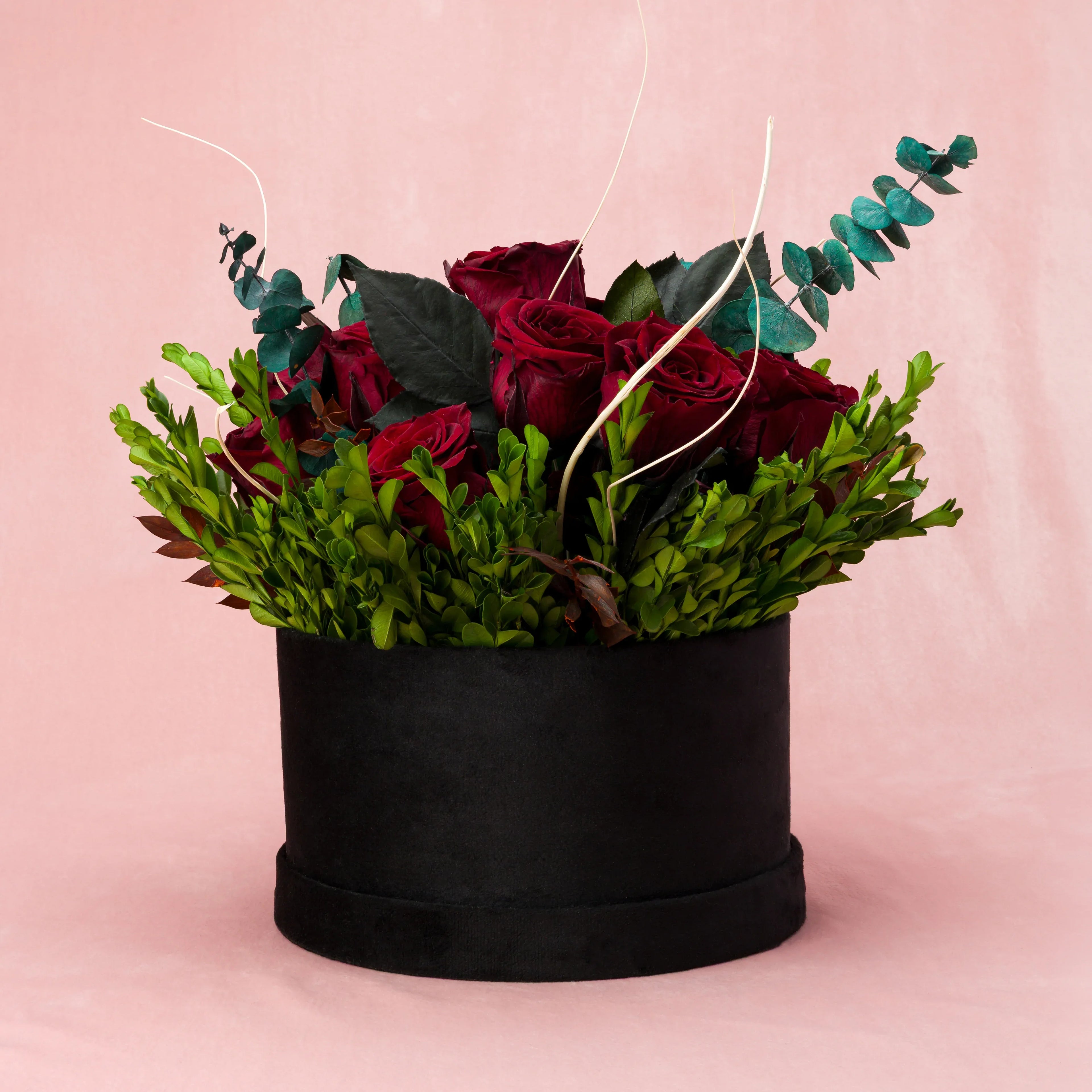 Aranjament floral decorativ cu flori criogenate, în suport elegant
