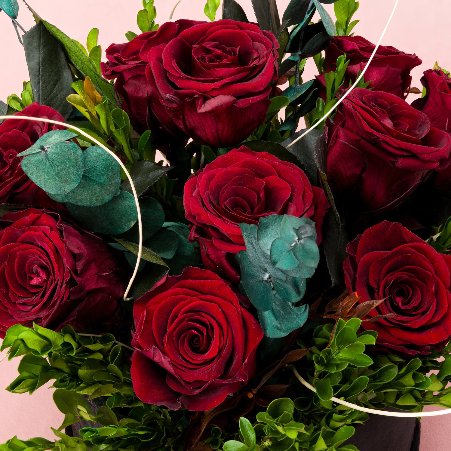 Aranjament floral decorativ cu flori criogenate, în suport elegant