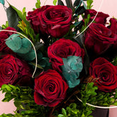 Aranjament floral decorativ cu flori criogenate, în suport elegant