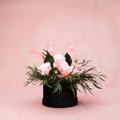 Aranjament floral decorativ cu flori criogenate, în suport elegant