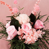 Aranjament floral decorativ cu flori criogenate, în suport elegant