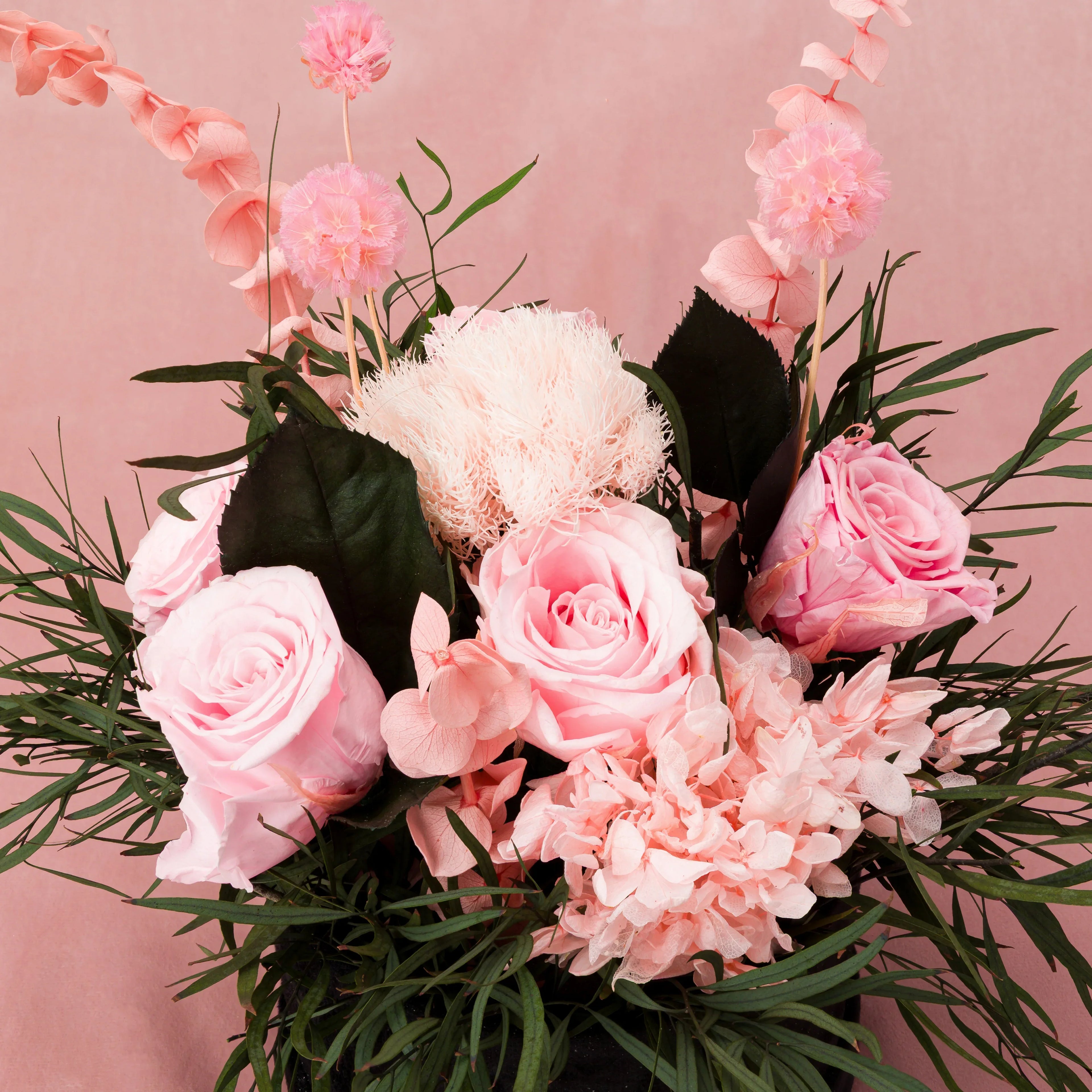 Aranjament floral decorativ cu flori criogenate, în suport elegant