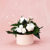 Aranjament floral decorativ cu flori criogenate, în suport elegant
