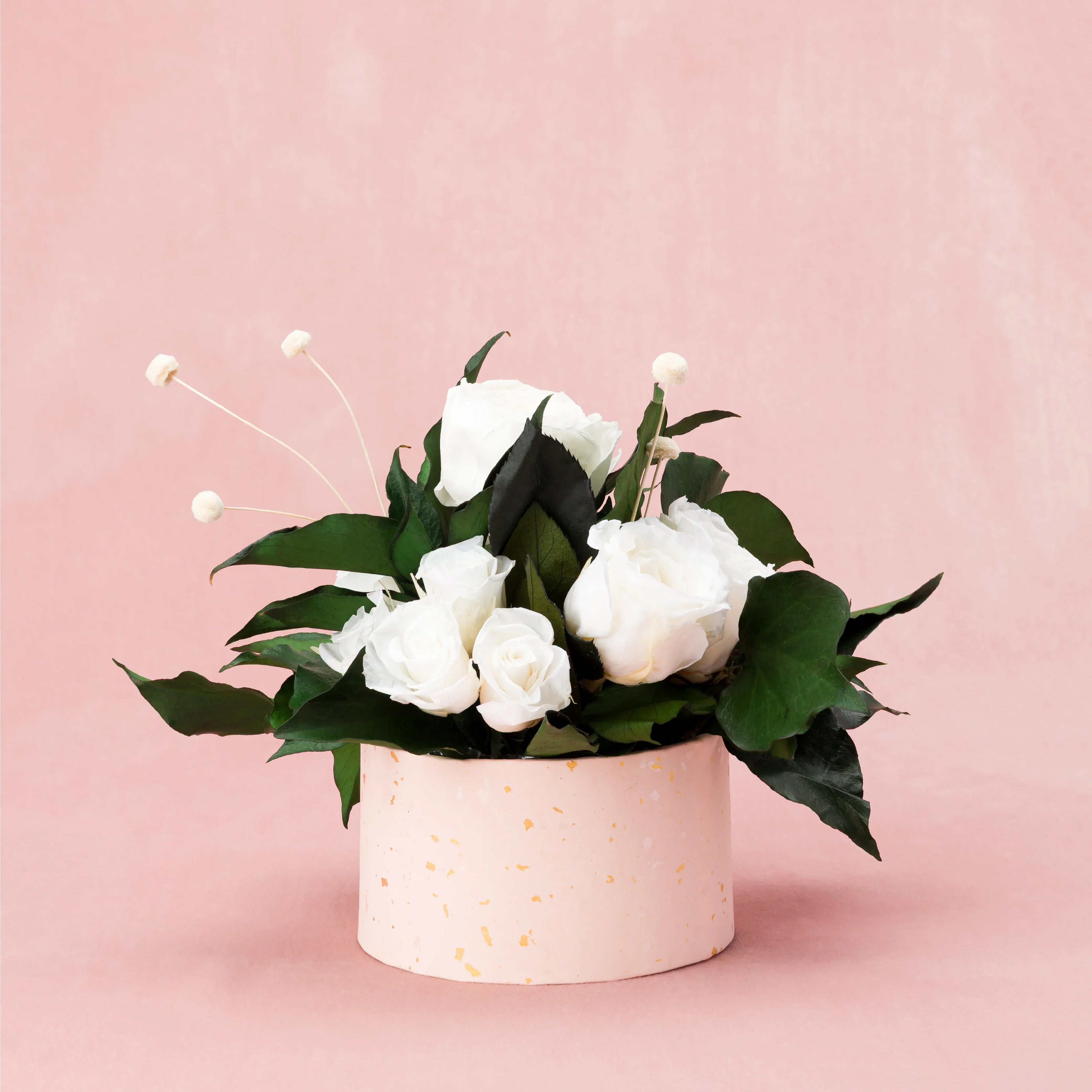 Aranjament floral decorativ cu flori criogenate, în suport elegant