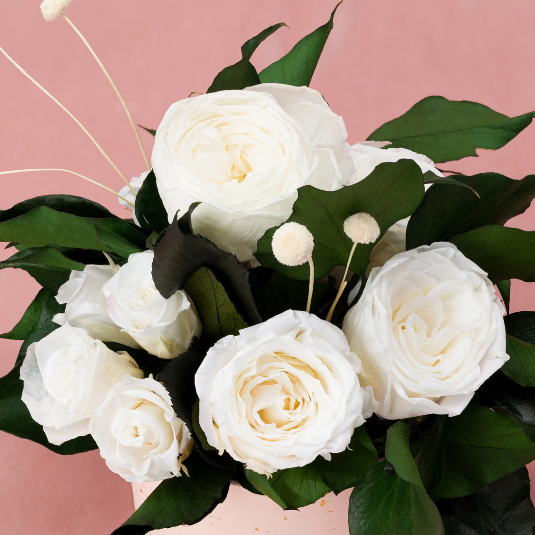 Aranjament floral decorativ cu flori criogenate, în suport elegant