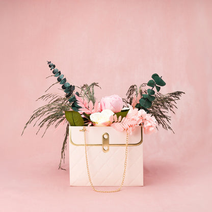 Aranjament floral decorativ cu flori criogenate, în suport elegant