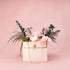 Aranjament floral decorativ cu flori criogenate, în suport elegant