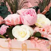Aranjament floral decorativ cu flori criogenate, în suport elegant