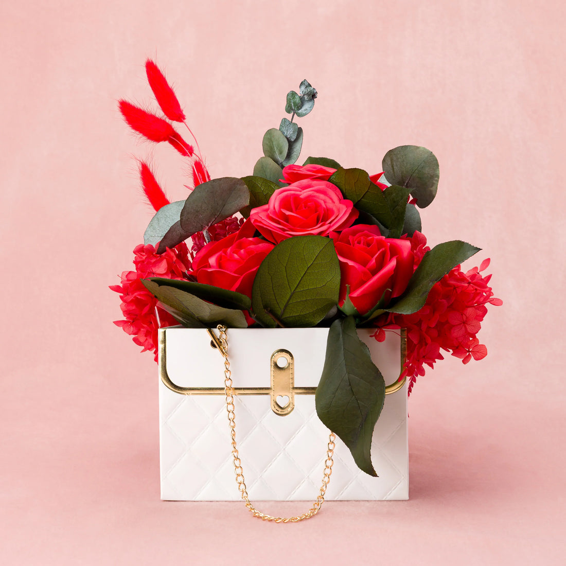Aranjament floral decorativ cu flori criogenate, în suport elegant