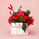 Aranjament floral decorativ cu flori criogenate, în suport elegant
