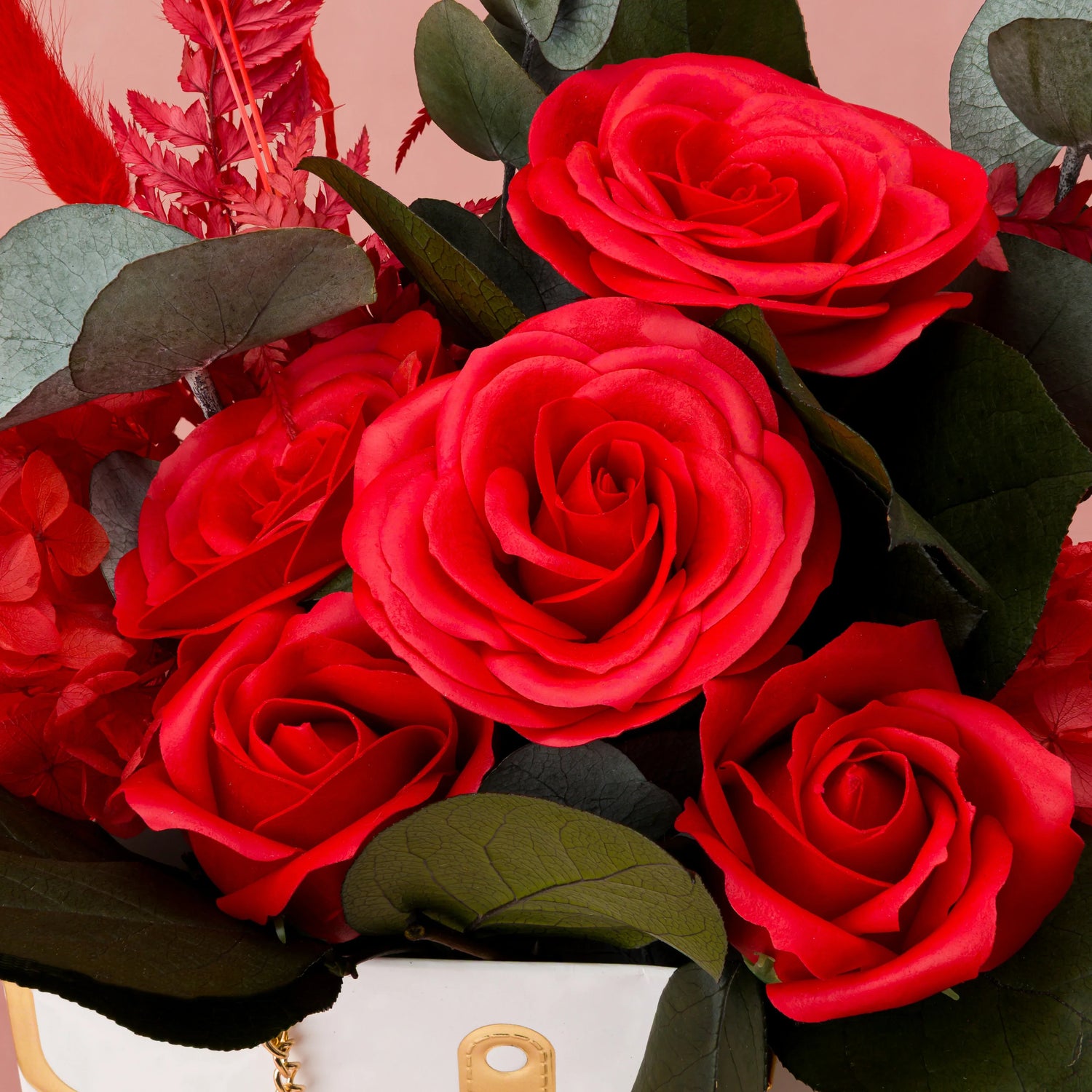 Aranjament floral decorativ cu flori criogenate, în suport elegant