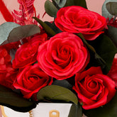 Aranjament floral decorativ cu flori criogenate, în suport elegant