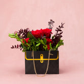 Aranjament floral decorativ cu flori criogenate, în suport elegant
