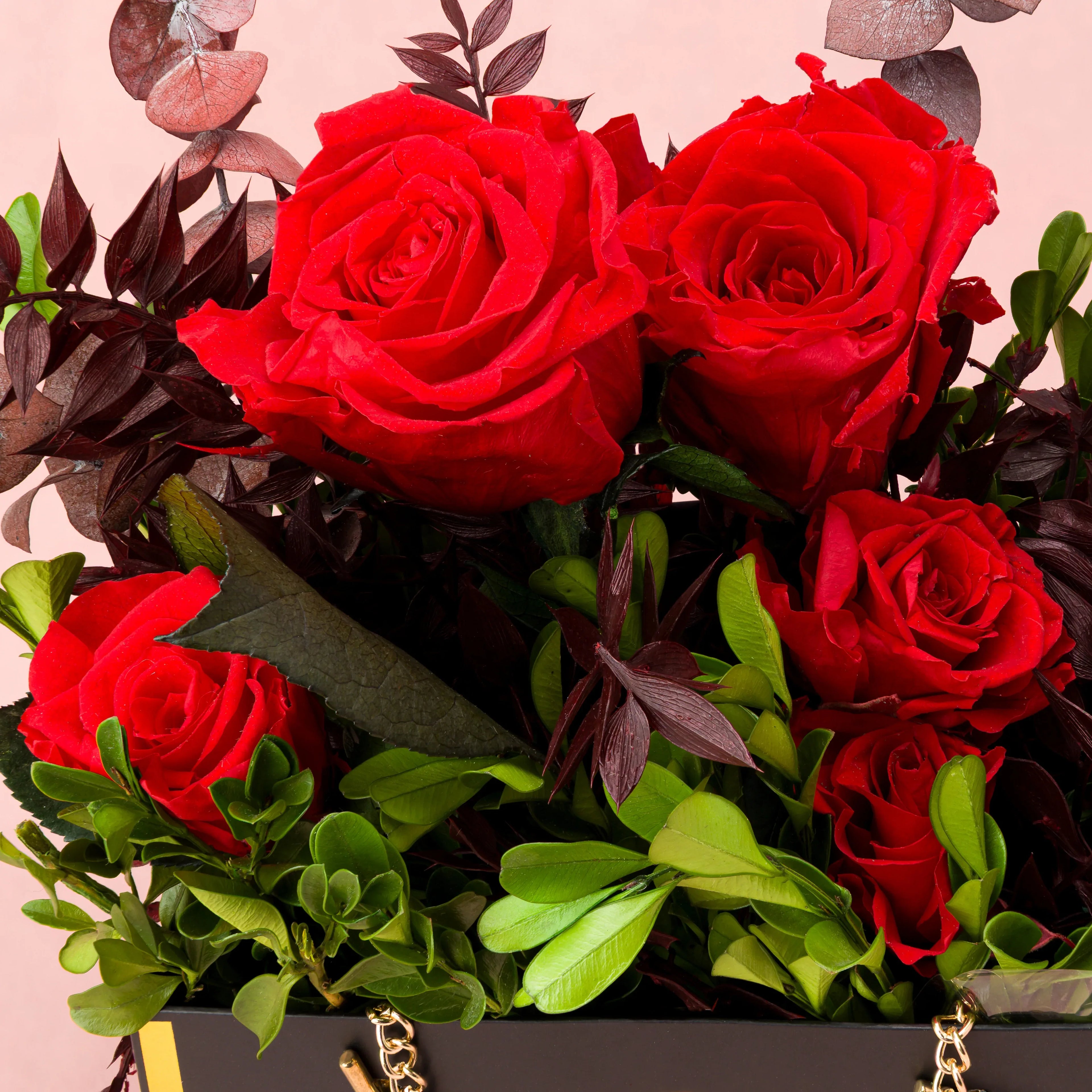 Aranjament floral decorativ cu flori criogenate, în suport elegant