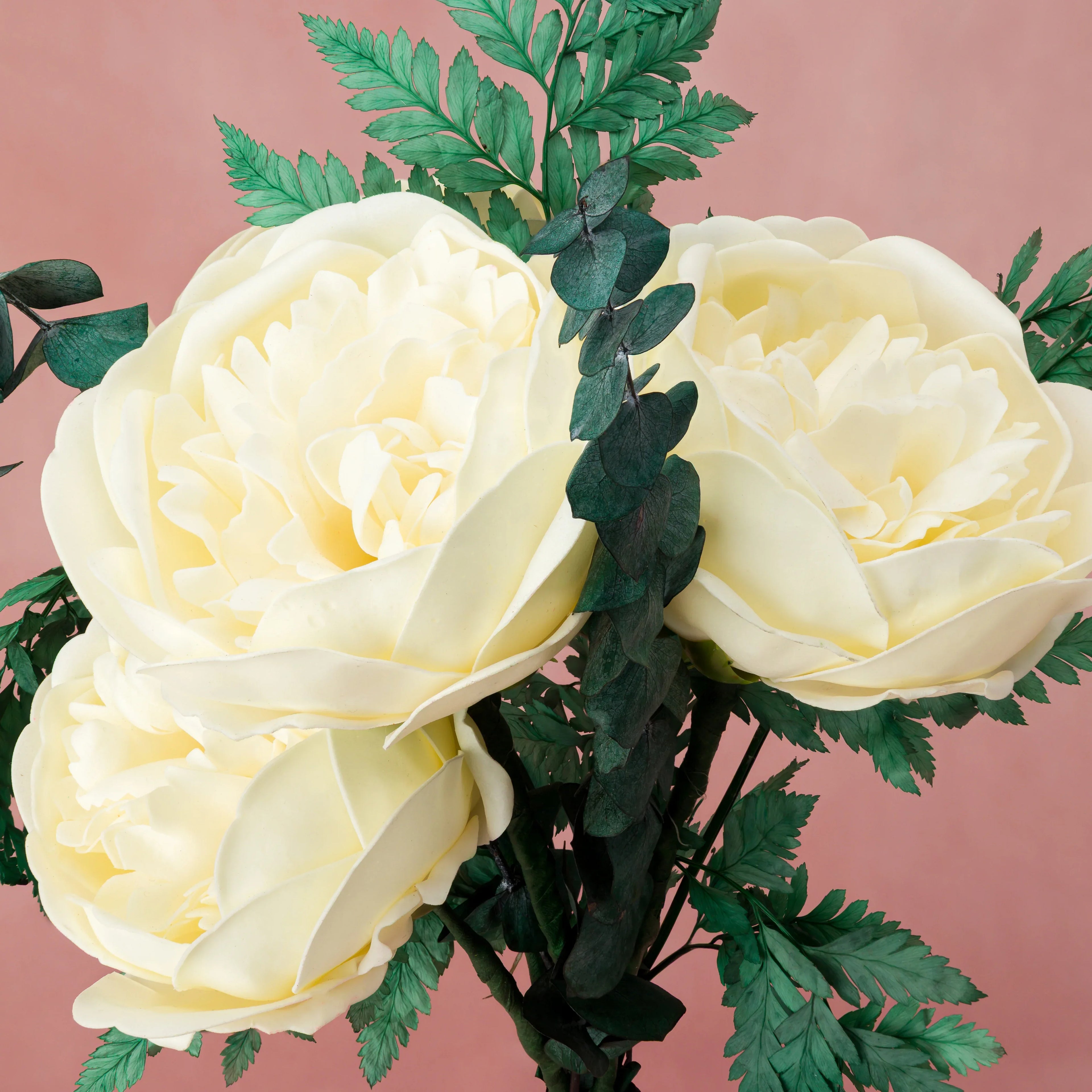 Buchet decorativ de flori criogenate cu aspect natural, ideal pentru cadou