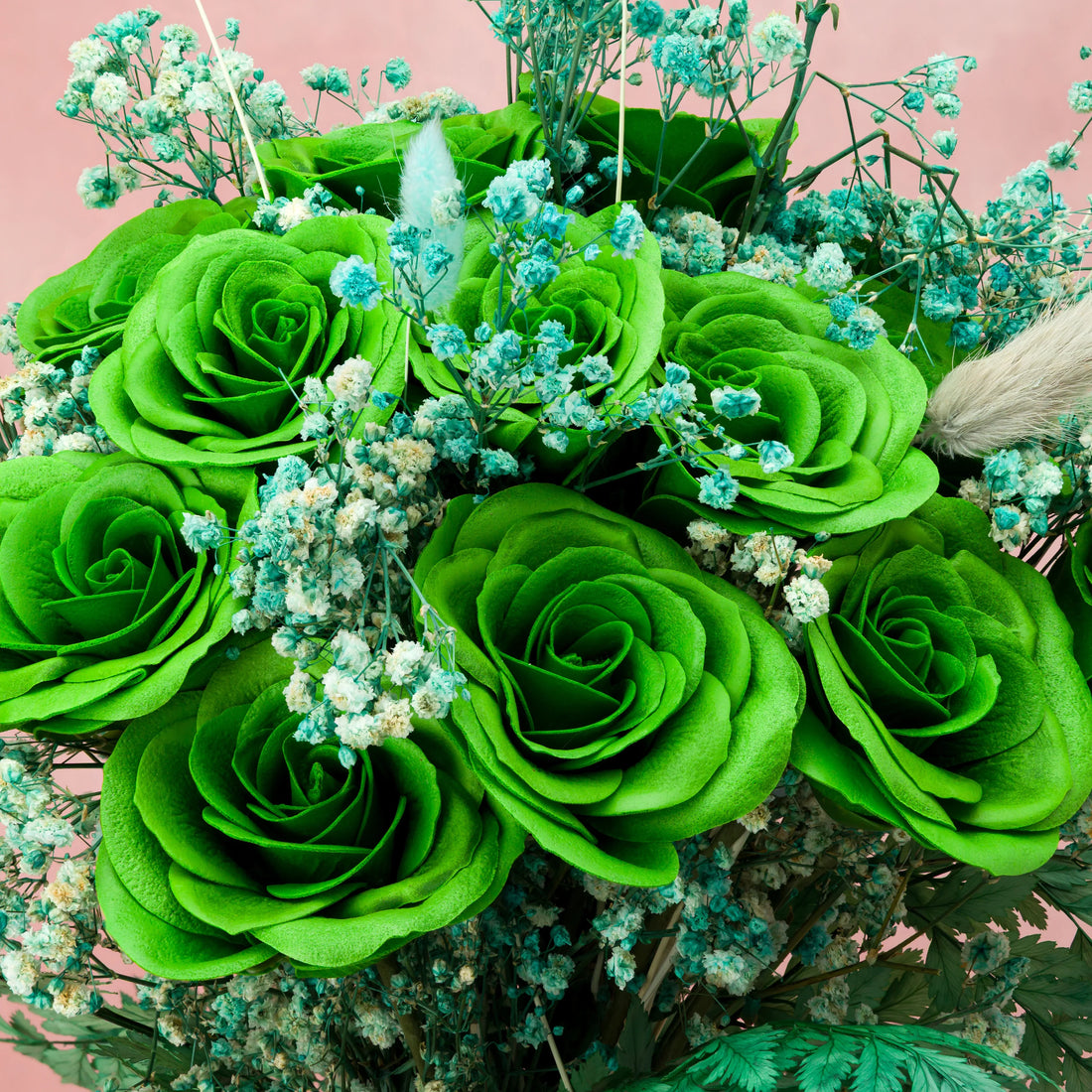 Buchet decorativ de flori criogenate cu aspect natural, ideal pentru cadou